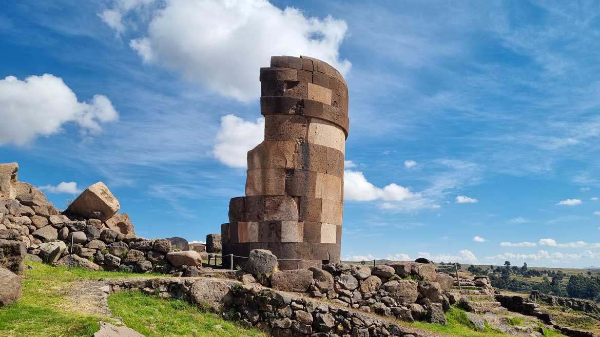 Torre funeraria Sillustani tour Puno Perú